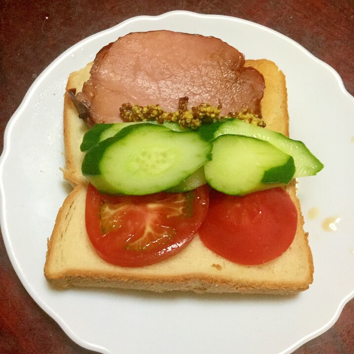 チャーシューとトマトとキュウリの粒マスタードサンド